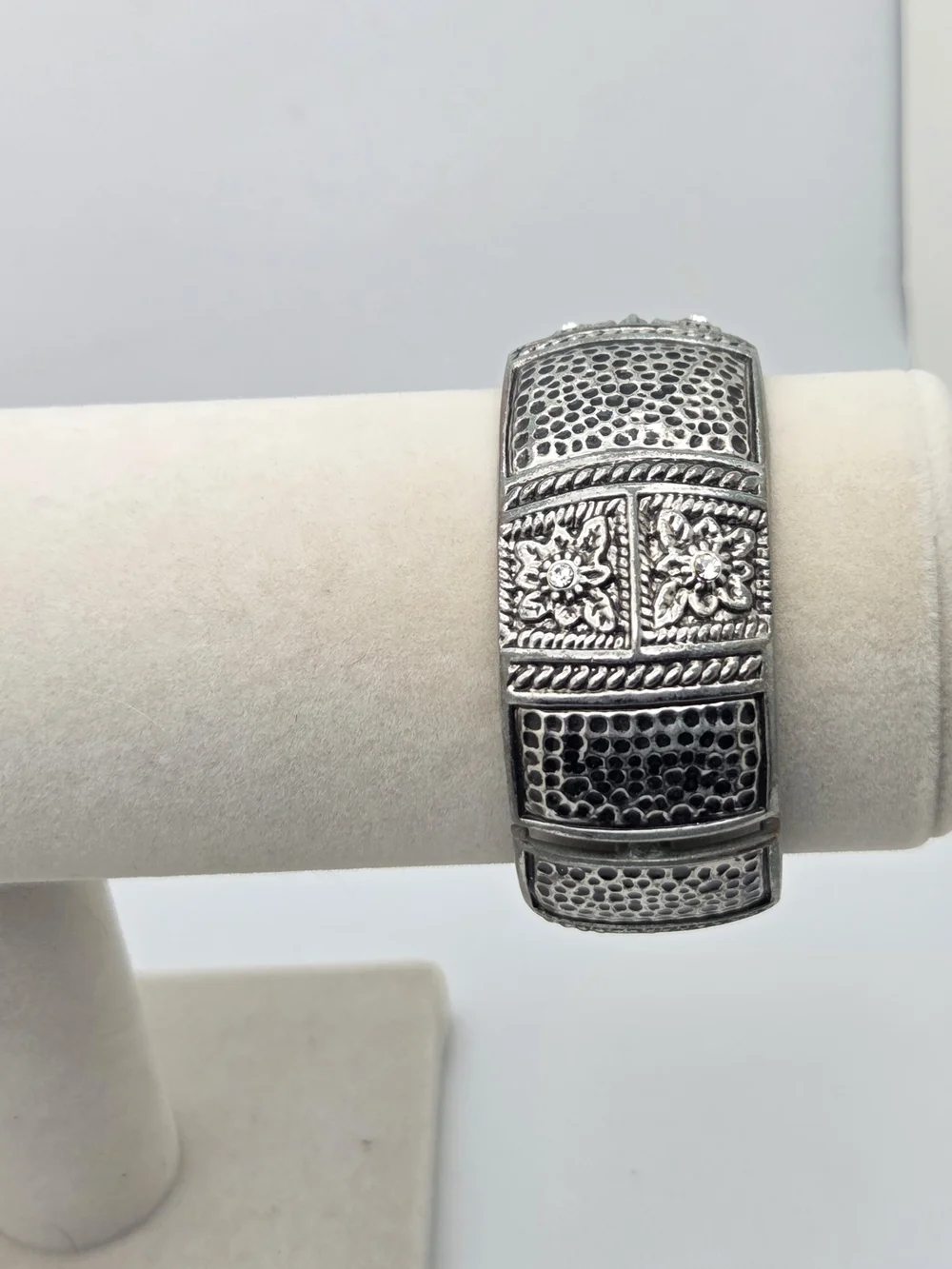 Vintage Style Etched Floral Hinge Bangle – Silver Tone with Rhinestones